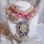Collana a bretella Détente ricamata con perle in armonia con altre perle di qualità